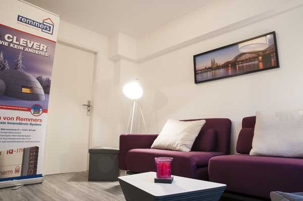 Wohnzimmer mit lila Couch in einer Souterrainwohnung