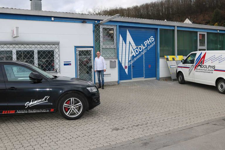 Firmengelände Adolphs Bautenschutz GmbH mit Bus und Auto