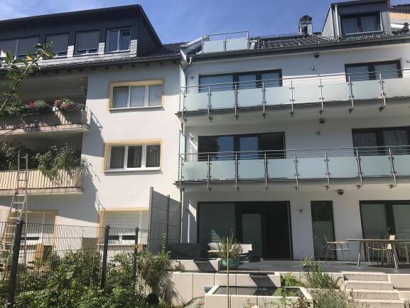 Neue Fassade und Balköne