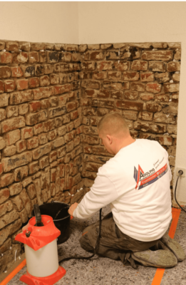 Wärmepumpe sanierung - bautenschutztechniker ist am bauen