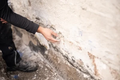 hand-loest-putzstueck am haussockel