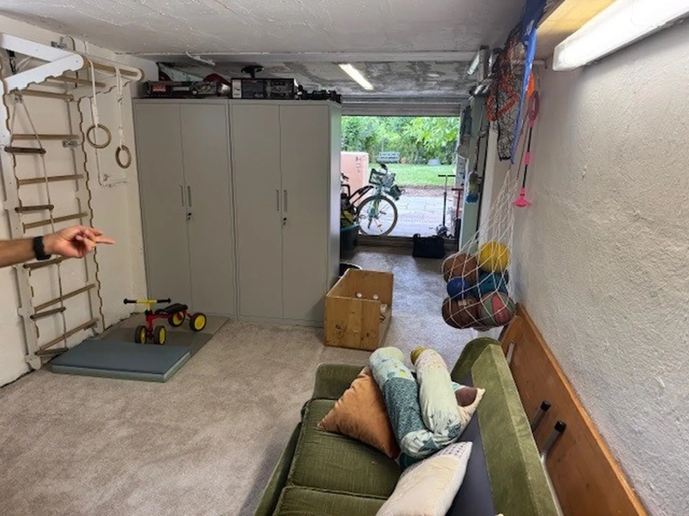 rueggeberg-vorher-garage-innen-sofa-schrank-06